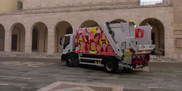 foto camion raccolta rifiuti